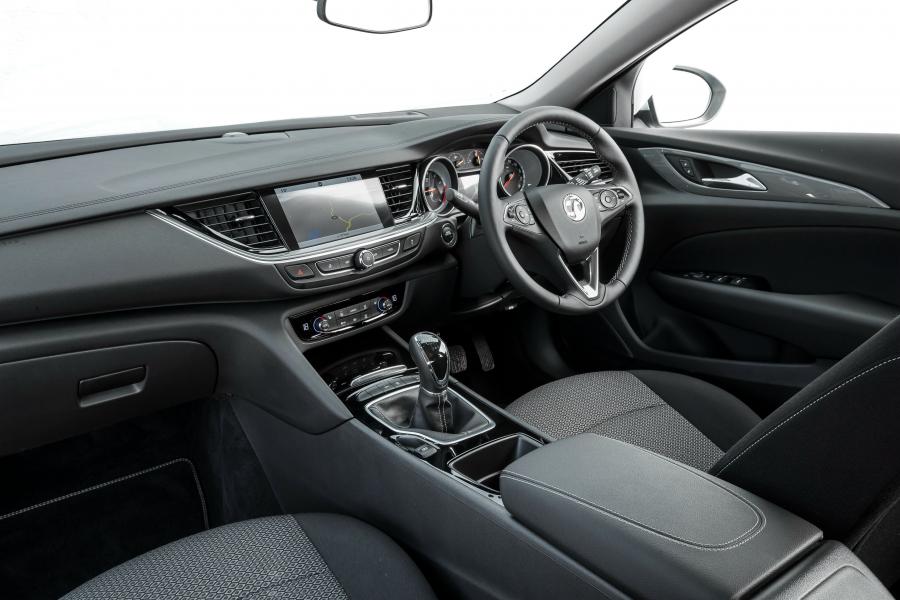Интерьер Vauxhall Insignia Grand Sport Turbo 2017 года  (фото 15 из 30)